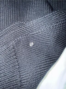 lululemon athletica charcoal knit pullover with metal logo